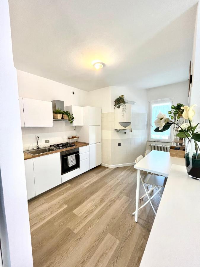 Family Apartment 2 Сирмионе Екстериор снимка